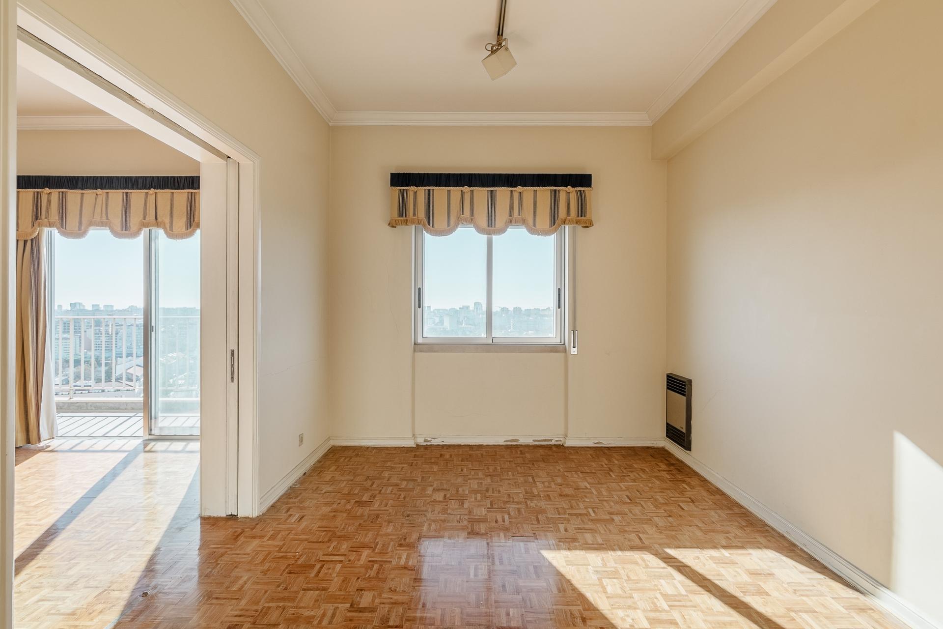4-Bedroom Apartment with Garden in Lisboa — photograph 5