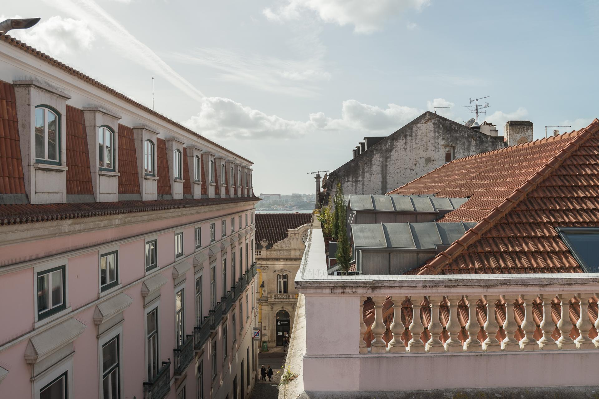 2-Bedroom Apartment in Chiado, Lisboa — photograph 2