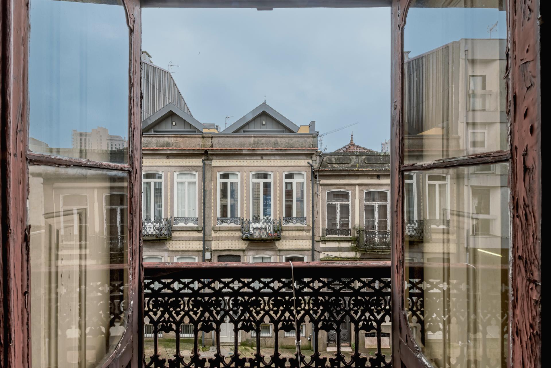 Building in Bonfim, Porto — photograph 3